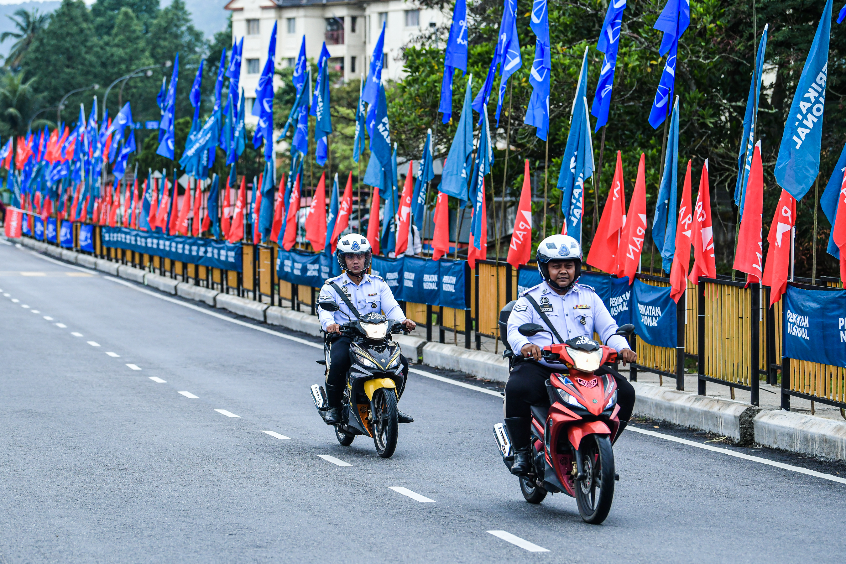 Party flags and banners in Gombak on Nov 19. (Zahid Izzani/The Edge)
